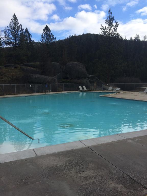 Lolo Hot Springs Hotell Eksteriør bilde